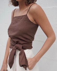 2a50e9c2d6b89b95bcb416d6857f8b45 Linen Wrap Top, Minimalist Moda, Diy Sy, Fashion London, Disco Fashion, 70s Disco, Fashion Weeks, Looks Style, Linen Top