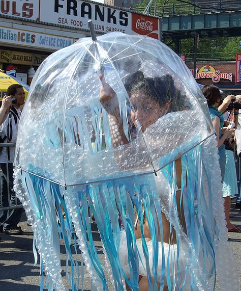 Jellyfish Halloween Costume Umbrellas, Under The Sea Bubbles Diy, Jellyfish Costume Diy Umbrellas, Jelly Fish Umbrellas, Jelly Fish Umbrella Costume, Beach Parade Float, Umbrella Jellyfish Costume, Jellyfish Umbrella Diy, Jelly Fish Costume Umbrella