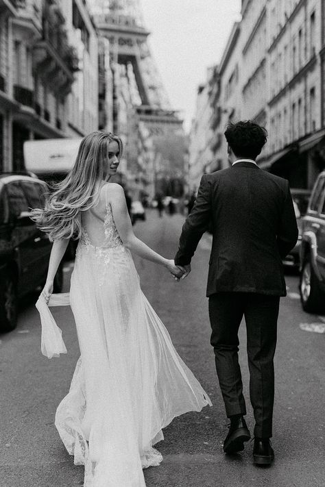 City Street Wedding Pictures, Street Style Prewedding, Wedding Photos In Street, Street Wedding Photography Photo Ideas, Wedding Street Style, Pre Wedding Shoot Ideas Street, Down Town Wedding Photos, Paris Wedding Photography, Wedding Photos In Paris