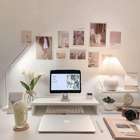 White Desk Decor, Desk Decor Ideas, Work Desk Decor, Cozy Desk, Study Desk Decor, Minimalist Desk, Desk Inspiration, White Desk, Office Room Decor