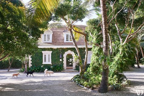 Escape to Bunny Williams and John Rosselli's Majestic Seaside Home Photos | Architectural Digest Architectural Digest Magazine, Seaside Home, Seaside House, Bunny Williams, British Colonial Style, House By The Sea, Lounge Design, Island Style, Colonial Style