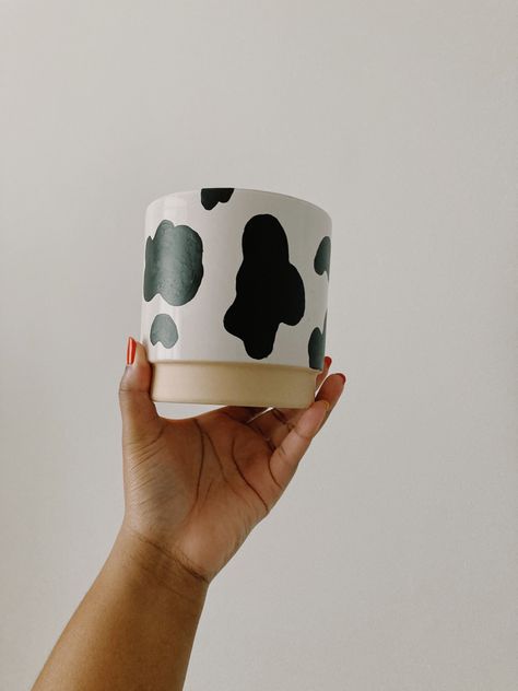 White plant pot with black cow print patter Cow Print Ceramics, Funky Pots, Cow Pot, Cute Art Projects, Cow Print Pattern, Pots Diy, Diy Pottery Painting, Painted Pots Diy, Xmas 2024