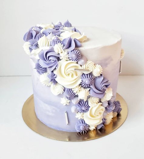 Buttercream Flowers Cake Designs, Birthday Cake Purple Flowers, Purple 70th Birthday Cake, Ombre Cake With Flowers, Cascading Flower Cake, Purple Cake Design, Butter Icing Cake Designs, Cake Piping Designs, Ombre Birthday Cake