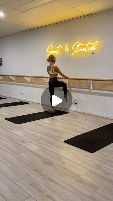 Pilates Barre Exercises, Barre And Pilates, Barre Pilates Workout, At Home Pilates Studio, Barre Routine, Barre Exercise, Pilates Yoga Studio, Home Pilates Studio, Barre Body