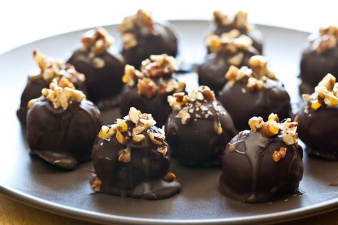 Turtle Cheesecake Truffles (make with a higher quality chocolate and homemade caramel sauce for better flavor.) Cheesecake Truffles Recipe, Cheesecake Truffles, Turtle Cheesecake, Vegan Peanut Butter, Truffle Recipe, Cheesecake Bites, Easy Peanut Butter, Master Chef, Christmas Goodies