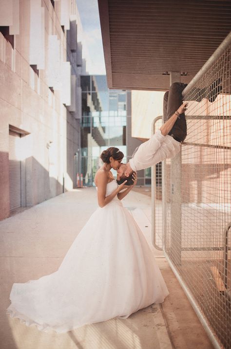 Spiderman kiss... YES!!!!! ;D Superhero Wedding, Romantic Photography, Funny Wedding Photos, Creative Wedding Photo, Idea Photo, Wedding Kiss, Sydney Wedding, Mon Cheri, Photo Couple