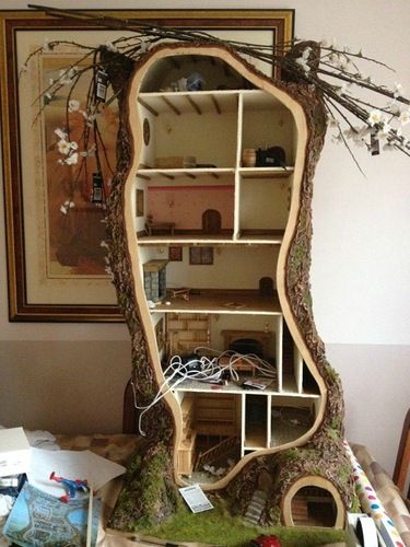 diy littlest pet shop shoebox house - Google Search Tree Stump Doll House, Mouse House Ideas, Shelf Doll House, Calico Critters House, Miniature Tree House, Tree Doll House, Fairy Dollhouse, Library Shelf, Hantverk Diy