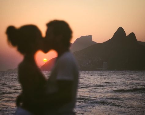 Sunset kiss / couples kiss / couples hugs / sunset love / sea / summer love / aesthetic pictures Kissing Silhouette, Sunset Kiss, Hugging Couple, Beach Shoot, Sometimes I Wonder, Kissing Couples, Godly Man, Guys Be Like, Beach Aesthetic