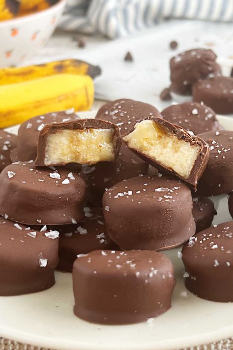 This Frozen Chocolate Banana Bites Recipe is an easy treat made with banana slices dipped in melted chocolate and frozen solid. A healthy snack that tastes like ice cream and is perfect for summer! Chocolate Dipped Banana Bites, Jello Pudding Pops, Chocolate Banana Bites, Frozen Chocolate Bananas, Chocolate Covered Bananas Frozen, Banana Desserts, Chocolate Dipped Bananas, Banana Dip, Chocolate Covered Bananas