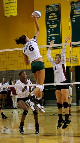 There are hitting strategies you can work on during your practices that will help you improve your scoring abilities when hitting in the front row. #volleyballhittingdrills #volleyballspikingdrills #volleyballdrills Spiker Volleyball, Volleyball Hitting Drills, Volleyball Spiker, Volleyball Hitter, Volleyball Spike, Volleyball Positions, Volleyball Photography, Volleyball Wallpaper, Volleyball Setter