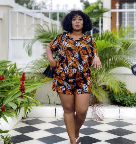 Simple two pieces Two Piece Ankara Pants And Top, 2 Pieces Ankara Style, Two Piece Outfits Shorts Classy, Ankara Shorts And Top, Ankara 2 Piece Set, Ankara 2 Piece, Shorts Ankara, Ankara Two Piece, Ankara Shorts