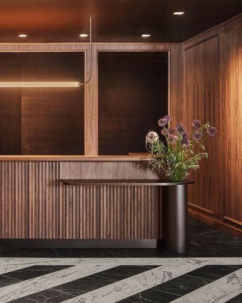 Wood Reception Desk Design, Dark Reception Desk, Luxury Office Reception Design, Reception Desk Interior Design, Hotel Front Desk Design, Hotel Reception Desk Design, Pendry Chicago, Metal Reception Desk, Receptionist Desk Design