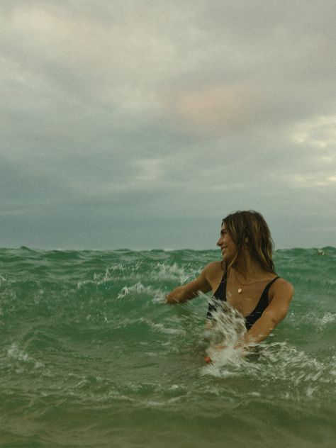 Halle Sandberg Aesthetic, Beachy Clean Girl Aesthetic, Film Beach Aesthetic, Blurry Beach Photos, Unique Beach Photos, In Water Poses, Ocean Pictures Ideas, Vintage Beach Photoshoot, Candid Beach Pictures