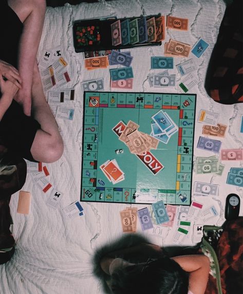 Sleep Over Astethic, Sleepover Asthetic Ideas, Sleepover Pictures Aesthetic, Bored Games Aesthetic, Sleepover With Friends Aesthetic, Sleepover Asethic, Sleepover Board Games, 2000s Sleepover Aesthetic, Aesthetic Sleepover Pictures