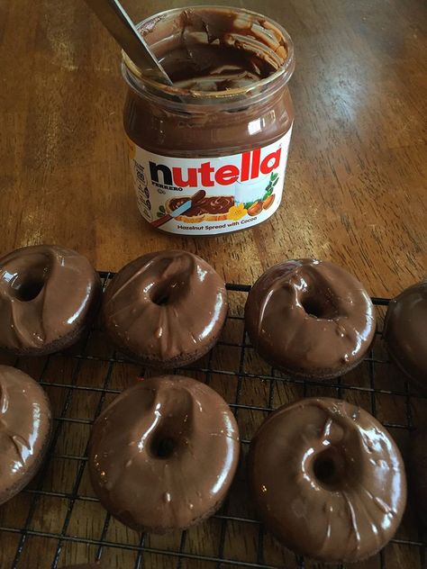 Nutella Mini donuts Nutella Glaze, Nutella Treats, Food Nutella, Recipes Nutella, Nutella Donuts, Nutella Snacks, Mini Nutella, Heavenly Desserts, Donuts Donuts