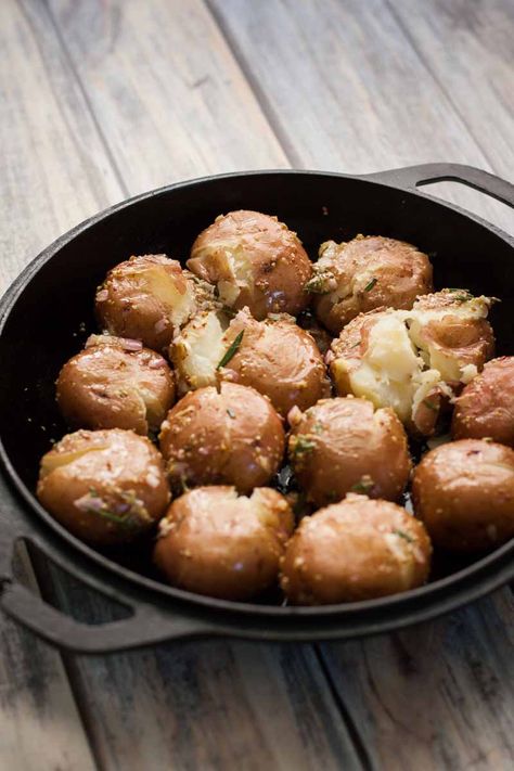 Do you love your potatoes? If so, check out this tasty quick and easy smashed red potato recipe on Foodal. It's ready to go in less than 30 minutes from start to finish! #redpotatoes #quicksidedish #easypotatorecipe #foodal Red Potatoe, Red Potato Recipe, Potatoe Recipe, Smashed Red Potatoes, Red Potato Recipes, Red Potato, Small Red Potatoes, Healthy Bowls Recipes, Quick Side Dishes