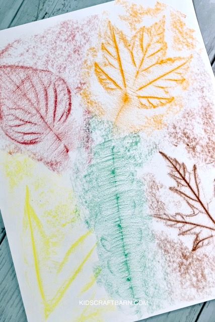 Leaf Rubbings, Autumn Leaves Craft, Easy Art For Kids, Kindergarten Art Projects, Art Activities For Toddlers, Fall Arts And Crafts, Autumn Activities For Kids, Preschool Arts And Crafts, Preschool Art Activities