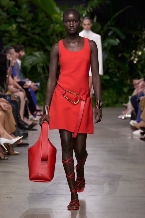 Spring 2023 Bag Trend: Oversize Totes Michael Kors 2023 Spring Summer, Michael Kors Spring 2023, Spring Summer 2023 Catwalk, Runway Magazine, Spring 2023 Ready To Wear, Play Clothes, 2023 Color, 2023 Ready To Wear, Spring Summer 2023