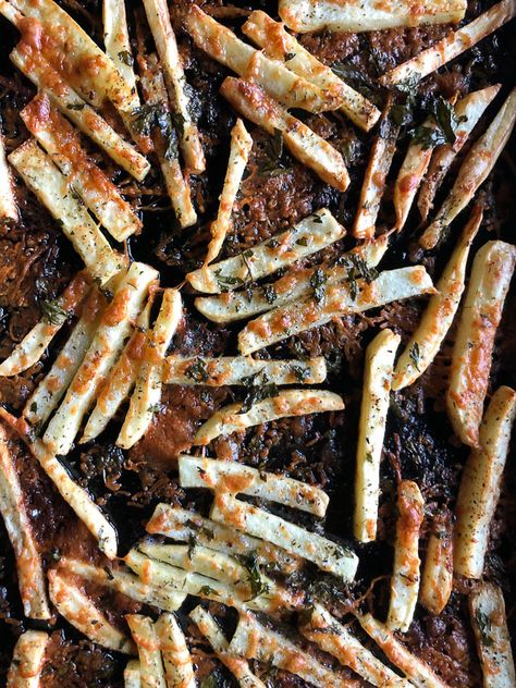 Want to impress dinner guests? Make these crispy Italian Fries! A combination of melted cheese and Italian herbs will level up your baked oven fry game. Recipe on Shutterbean.com! Italian Fries, Crispy Potato Skins, Oven Baked Fries, Crispy Cheese, Crispy Fry, Baked Fries, Potato Skins, Fries In The Oven, Side Dish Recipes