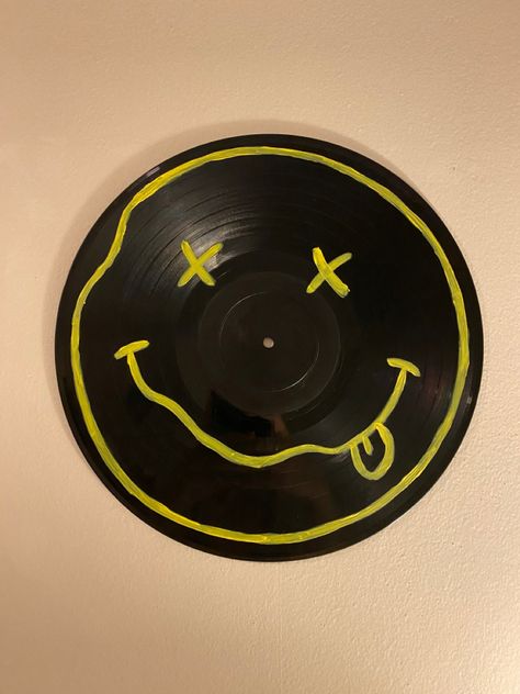 Disco Vinyl Art, Vinly Recorder Aesthetic, Disk Painting Ideas, Dvds Pintados, Disc Drawing, Painting On Records Vinyls, Record Painting Ideas Easy, Cd Art Aesthetic Wall, Nirvana Record