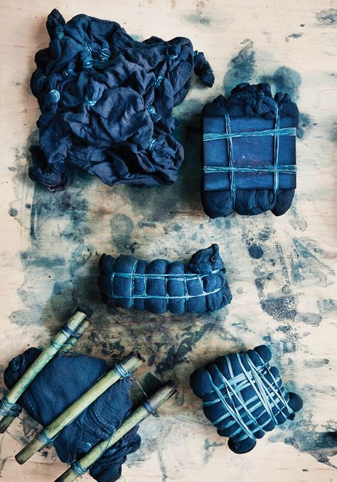 Bloesem Class Alert | Shibori dyeing with Indigo by Arounna from Bookhou, in Singapore August 28,29,30 2014. Le Grand Bleu, Shibori Techniques, Eco Dyeing, Cloth Art, Shibori Dye, Mood Indigo, Shibori Tie Dye, Indigo Shibori, Textiles Techniques