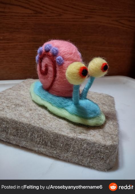 Sloth Needle Felting, Simple Needle Felting Ideas, Felting Aesthetic, Needle Felting Easy, Felting Projects For Beginners, Needle Felting Cute, Gary From Spongebob, Felt Needling, Needle Felting Ideas