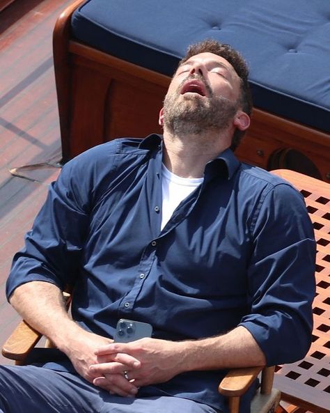 Ben Affleck Got a Little Tired on His Honeymoon Ben Affleck Paparazzi, Ben Affleck Meme, Ben Affleck Bruce Wayne, Ben Affleck Batman, Tired Funny, Tired Man, Paris Honeymoon, Stay Awake, Male Actors