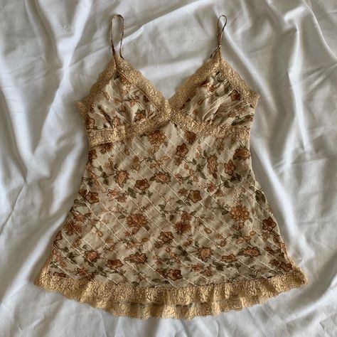 90s Minimalism Fashion, Summer Thrift, Hollister Style, Depop Clothes, 90s Minimalism, Floral Lace Tank Top, House Dr, Minimalism Fashion, Floral Clothing