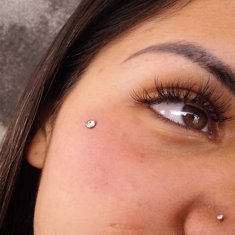 Piercings No Rosto, Piercing Cara, Cheek Dermal, Dermal Piercing Face, Facial Dermal Piercing, Piercing No Rosto, Face Dermal Piercing, Face Dermal, Bijoux Piercing Septum