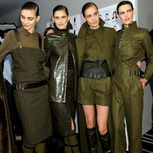 Another high end designer Max Mara dedicates an entire fashion show to army inspired looks Army Look, Couture, Haute Couture, Midi Dress Winter, Pola Topi, Military Inspired Fashion, Military Trends, Military Chic, Haute Couture Looks