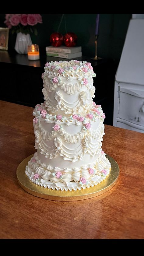 ROCHESTER BAKERY | VINTAGE CAKES | ALI (@disco.sugar) • Instagram photos and videos Graduation Cake Vintage, Vintage 2 Tier Cake, Victorian Cakes Vintage, Simple Wedding Cake 2 Tier Classy, Vintage Cake Ideas, Spring Bridesmaids Dresses, Ethereal Wedding Cake, Lambeth Cakes, Spring Bridesmaids