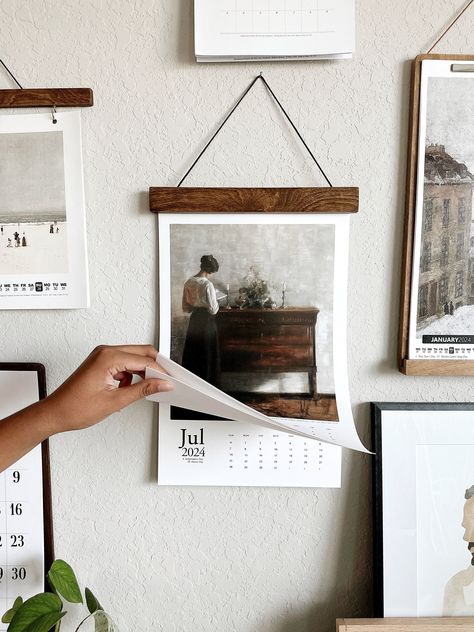 Diy Picture Calendar, Vintage Wall Hangings Ideas, Calendar Hanging Ideas, Calendar Display Ideas, Design Calendar Ideas, Aesthetic Wall Calendar, Calendar On Wall, Wall Calendar Design Ideas, Wall Calendar Ideas