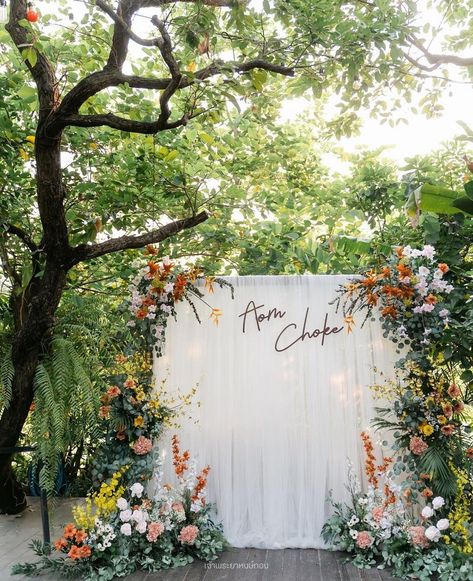 Dekor Tunangan Simple, Intimate Wedding Decor Indoor, Photobooth Wedding Backdrop, Dekor Lamaran, Garden Backdrop, Reception Stage Decor, Wedding Reception Lighting, Wedding Hall Decorations, Garden Backdrops