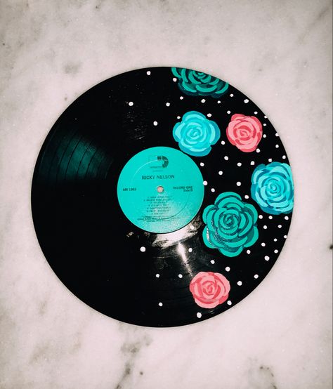 Records Artwork, Painting Ideas On Vinyl Records, Vinyl Record Painting, Painted Records, Painted Vinyl Records, Vinyl Record Crafts, Record Painting, Record Crafts, Cd Crafts