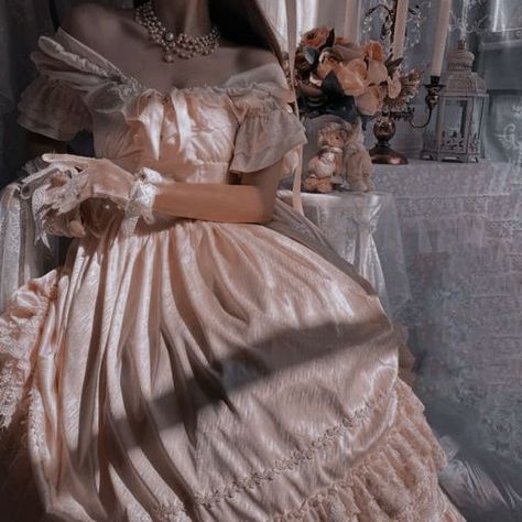 Juliet Aesthetic Modern, Bridgerton Era Aesthetic, European Princess Aesthetic, 1800s Aesthetic Dress, Victorian Princess Aesthetic, Old Royalty Aesthetic, Aesthic Couple, Amara Core, Deanna Core