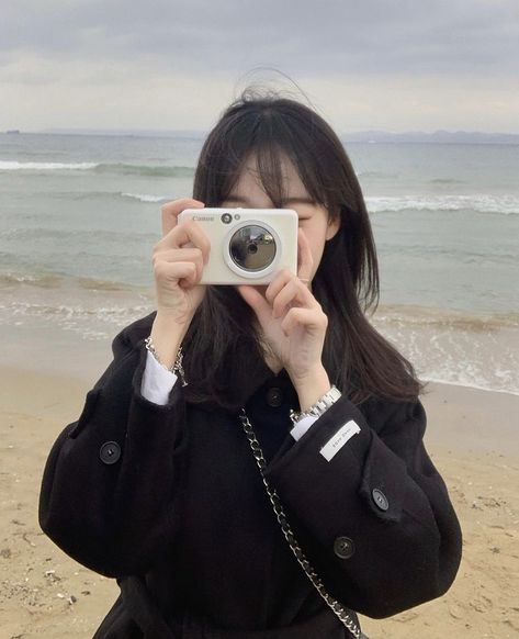 Girls With Cameras, Korean Photo, 사진 촬영 포즈, Camera Icon, Japan Aesthetic, Korean Aesthetic, Uzzlang Girl, Foto Ideas Instagram