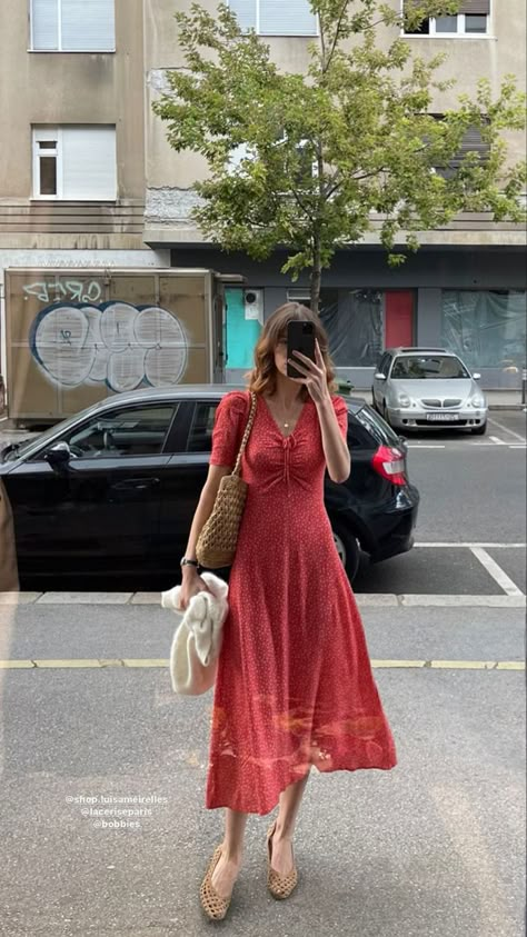 Parisian Feminine Style, Girly French Outfits, Cool Feminine Style, Feminine European Style, Romantic French Style, Feminine Summer Outfits Classy, Romantic Summer Style, Timeless Feminine Style, Feminine Modest Style