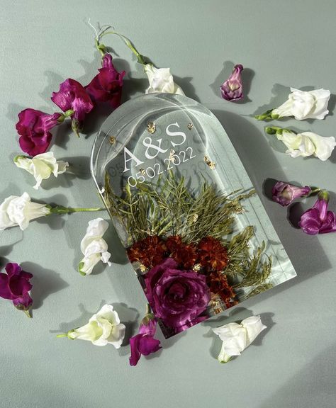 Resin Flowers Wedding, Resin Art Flower Preservation, Resin Wedding Favors, Rose Preserved In Resin, Roses In Resin, Resin Flower Preservation, Diy Resin Flowers, Diy Resin Gifts, Diy Giveaway