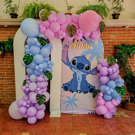 Ohana significa familia 🌸 Nos encantan las fiestas temáticas ¡Sigan pidiendo de sus personajes favoritos!💖 #liloandstitch #stich #disney #decoration #happybirthday Lilo And Stitch Backdrop, Stitch Balloon Arch, Fiesta Lilo Y Stitch, Stitch Decorations Party, Stitch Birthday Decorations, Stitch Party Ideas, Stitch Party Decorations, Stitch Birthday Party Ideas, Lilo And Stitch Party