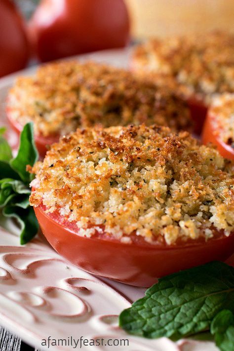 Baked Stuffed Parmesan Tomatoes - A incredible stuffing made from crispy bread crumbs, cheese and garlic is packed into sliced tomato halves, then baked.  Super simple and super delicious! Baked Tomato Recipes, Parmesan Tomatoes, Stuffed Food, Crispy Bread, Stuffed Tomatoes, Tomato Dishes, Fresh Tomato Recipes, Baked Tomatoes, Tomato Tart