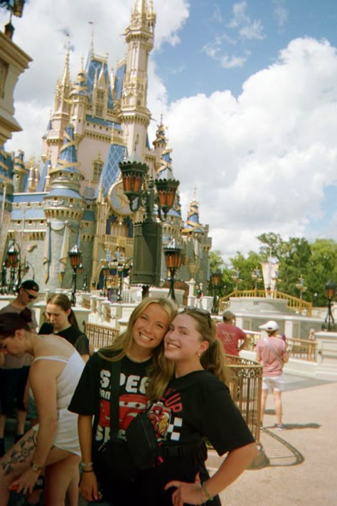 Disney World Pics With Friends, Friends Disney Trip, Cute Disneyland Pictures, Disney Trip With Friends, Disney Springs Pictures, Disney With Friends Aesthetic, Disney Pic Ideas, Disney With Friends, Disney Picture Ideas Instagram