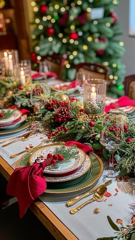 Red Gold Christmas Table, Red And Gold Christmas Table Setting, Christmas Brunch Table Decor, Christmas Table Setup, Dining Room Idea, Dining Table Setup, Christmas Dinner Table Settings, Rustic Wreaths, Red Gold Christmas