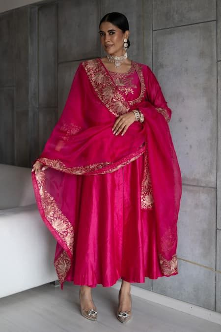 Silk Suit Designs Indian, Pink Indian Suit, Pink Suits Women, Suits For Women Indian, Silk Anarkali Suits, Anarkali Dress Pattern, Embroidered Anarkali, Pink City, Indian Dresses Traditional