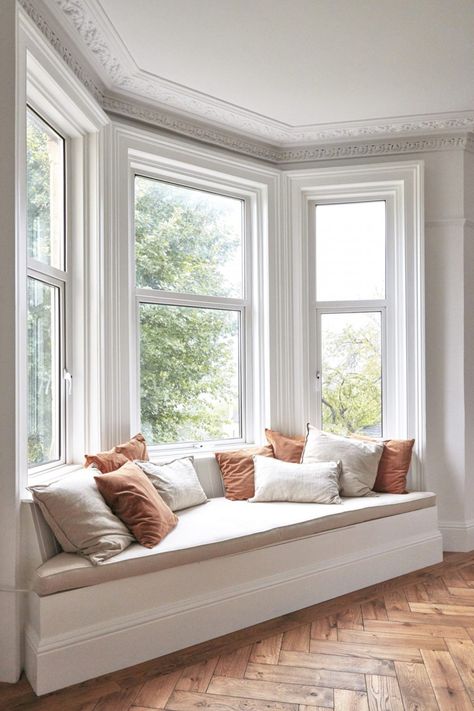 Window Seat With Desk, Window Seat With Shelves, Window Seat Pillows, Window Seat With Drawers, Nook Window Seat, Window Seat Living Room, Seating Window, Window Seat Nook, Bay Window Benches