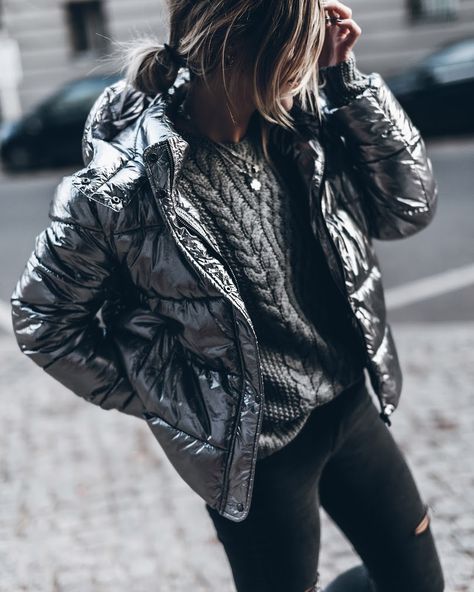 winter metallics #taste Silver Puffer Jacket Outfit, Silver Puffer Jacket, Puffer Jacket Outfit, Silver Jacket, Metallic Jacket, Jacket Outfit, Mode Inspiration, Puffer Jacket, Jacket Outfits