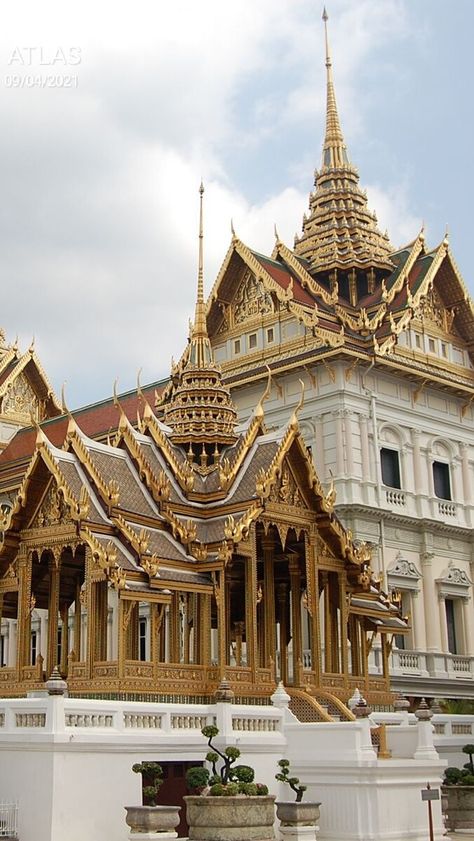 Laos Temple, Thailand Places, Grand Palace Bangkok, Buddhist Architecture, Thai Travel, Thai Temple, Hong Kong Hotels, Thai House, Buddha Temple