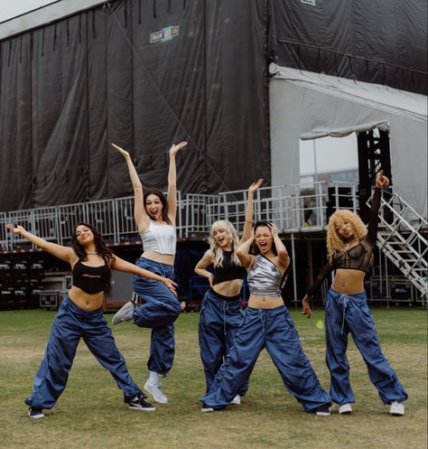 Professional Dancer Aesthetic, Dance Group Outfits, Dance Streetwear, Dance Crew Outfits, Hiphop Dance Outfit, Hip Hop Dance Team, Hoco Pics, Hip Hop Street Style, Dance Convention