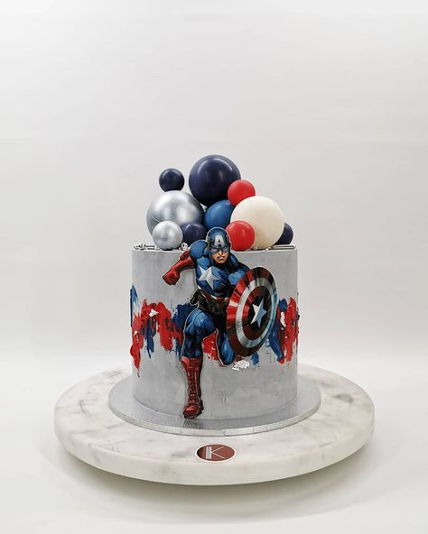 Capitan America Cake, Captain America Cake Design, Avengers Cake Design, K Cake, Superhero Birthday Party Food, Captain America Birthday Cake, Marvel Birthday Cake, Superhero Birthday Party Decorations, Captain Amerika