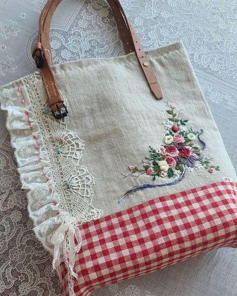 Tas Denim, Projek Menjahit, Handmade Fabric Bags, Crafts Easter, Tote Bags Sewing, Embroidery Bags, Pola Sulam, 자수 디자인, Fabric Christmas Ornaments