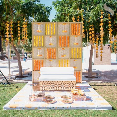 Simple Haldi Decor, Floral Backdrop Wedding, Haldi Decoration Ideas, Haldi Ceremony Decorations, Sangeet Decor, Mehendi Decor Ideas, Simple Stage Decorations, Best Destination Wedding, Destination Wedding Decor